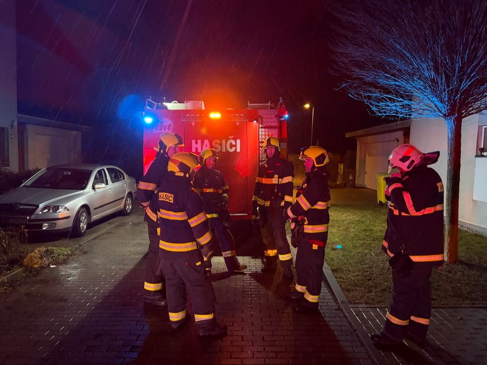 Noční zásah jednotky Chýně u cisterny s výstražnými světly