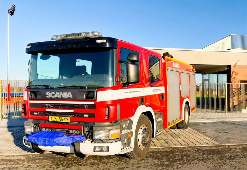 Cisterna Scania jednotky Chýně za slunečného dne