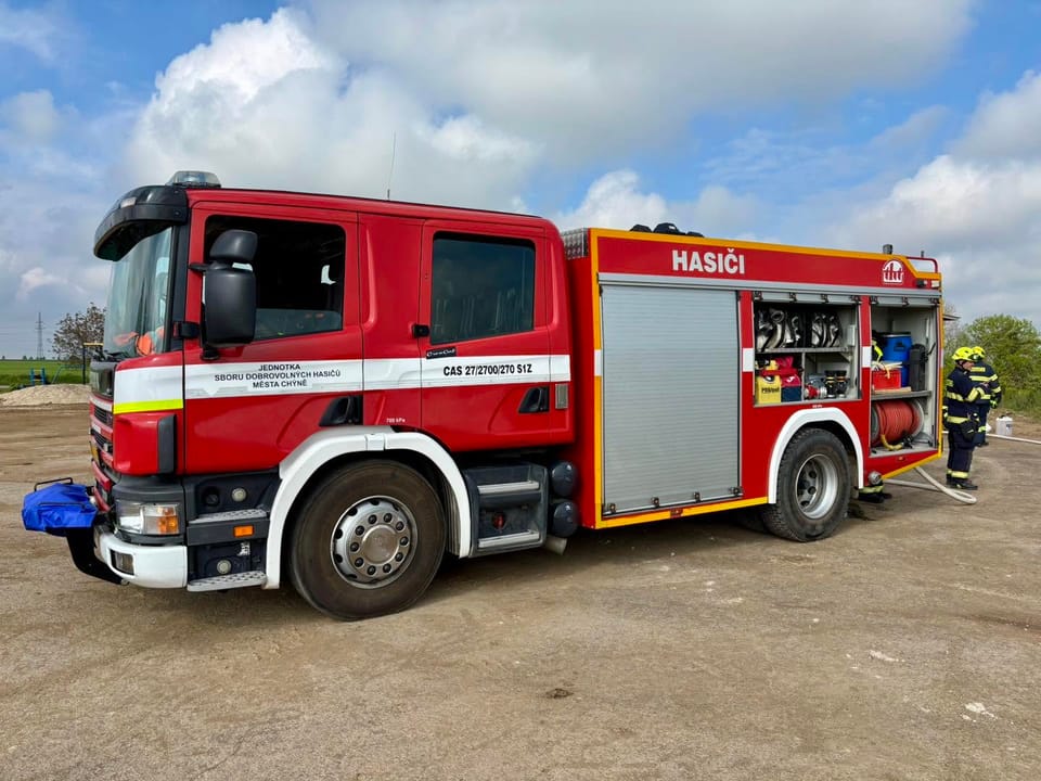 Boční pohled na cisternu Scania CAS 27/2700/270 S1Z jednotky Chýně s otevřenými úložnými prostory